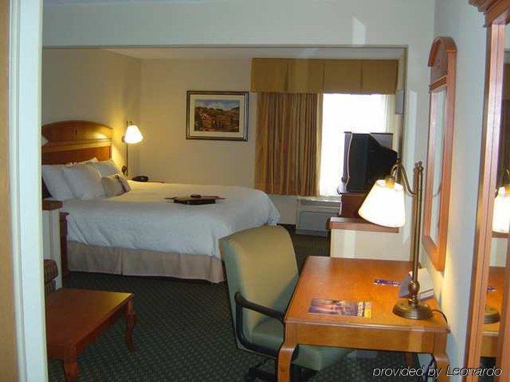 Hampton Inn Wichita-East Room photo